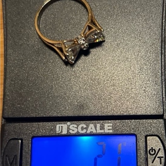 10k 10Karat solid yellow gold cubic zirconia bow tie ring size 6. - Picture 10 of 13